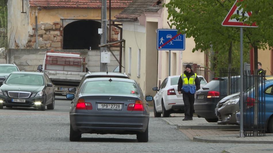 Asistenti hlídají situaci před školou v Dobřanech.