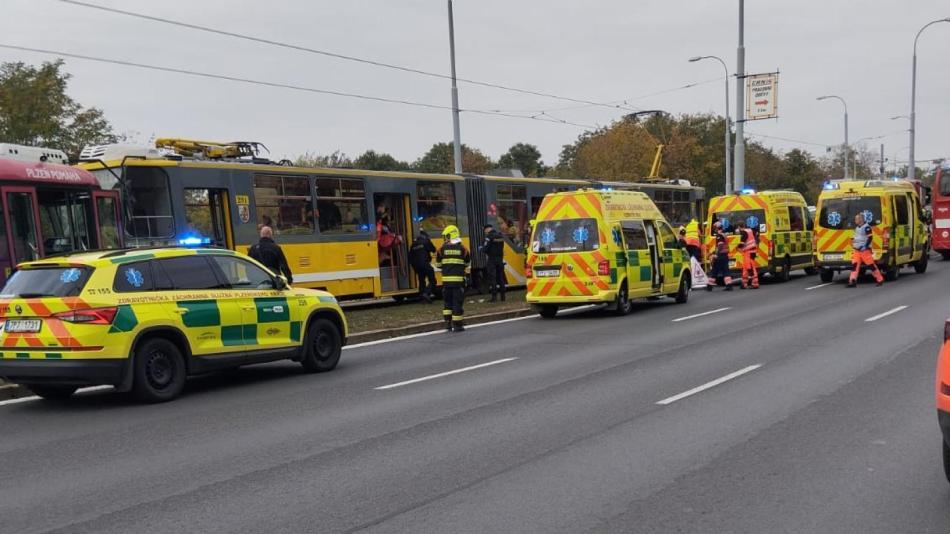 Příčinou srážky tramvají v Plzni byla podle inspekce opožděná reakce řidiče