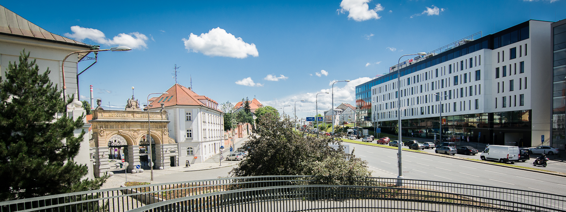 Centrum se nachází přímo naproti areálu Plzeňského Prazdroje. Zdroj: HBC