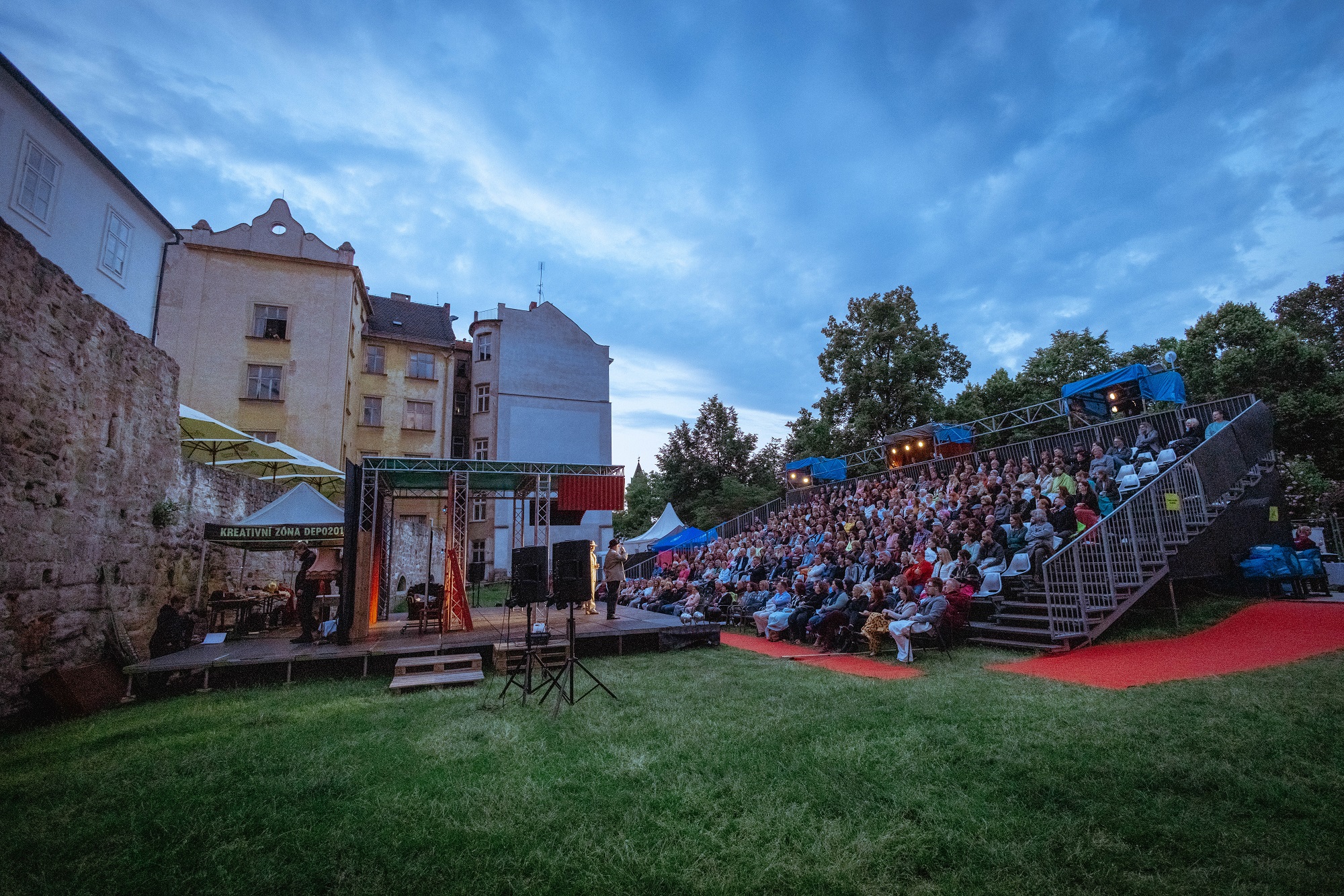 Divadelní léto 2023 scéna  v Proluce 39 stupňů foto Alžběta Huclová