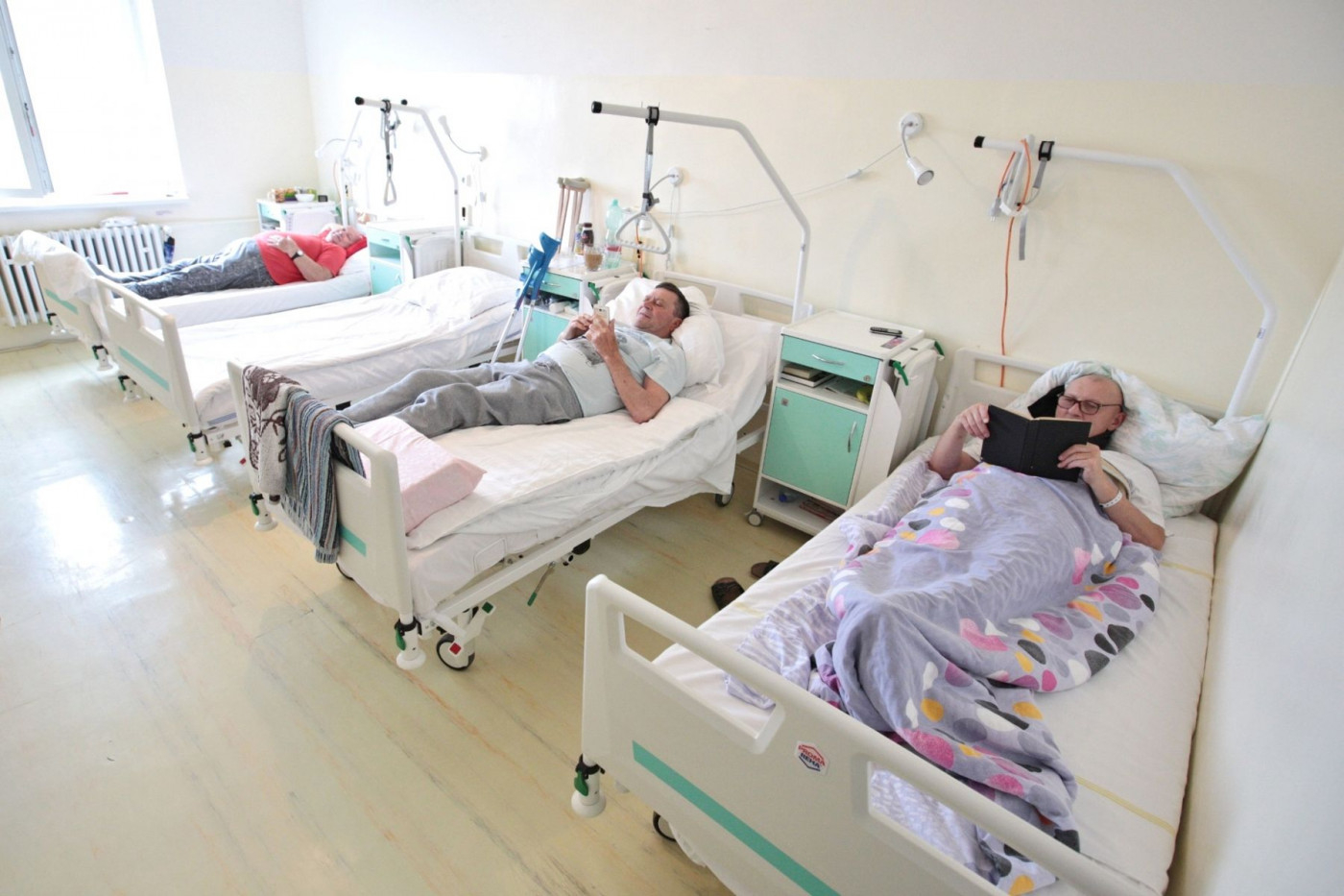 Starší postele v Nemocnici Svatá Anna nahradila elektronicky polohovatelná lůžka