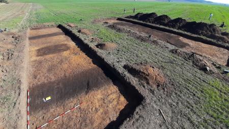 Další pravěká mohyla pod Řípem. Archeologové odkryli dva hroby z doby kamenné