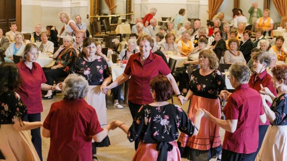 Senioři baví seniory. V Měšťanské besedě se koná festival plný hudby, tance i recitace