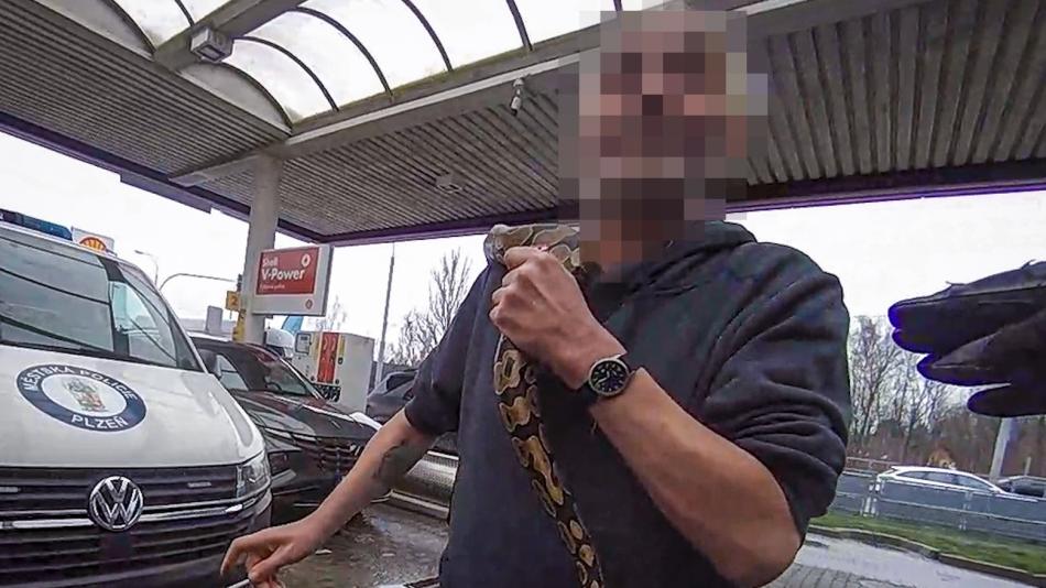 Opilý muž s hadem na krku děsil a obtěžoval lidi na čerpací stanici