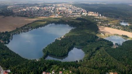 Vyhlášení výsledků fotografické soutěže se dnes koná na hrázi Velkého boleveckého rybníka