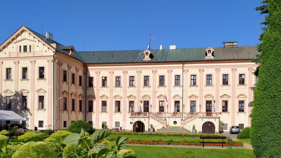 Dosavadní prostory v zámku už nevyhovují. Plzeňský kraj postaví nový domov sociálních služeb