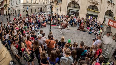 Centrum Plzně už podesáté obsadí pouliční umělci