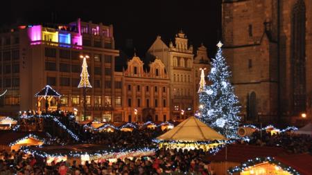 Vánoční strom se na náměstí Republiky v Plzni rozsvítí v neděli