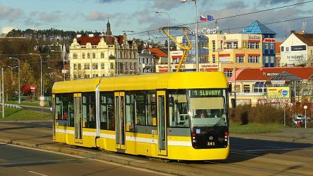 Po Plzni už budou jezdit pouze nízkopodlažní tramvaje. Dopravní podniky chystají rozlučku s legendárním vozem