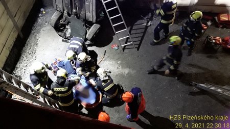 Vážná nehoda v Plzni! Řidiči propíchla po pádu do výkopu hrudník trubka