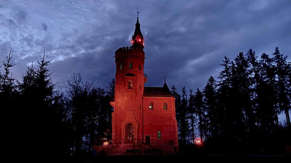 Goethova vyhlídka v Karlových Varech se zbarví do červena