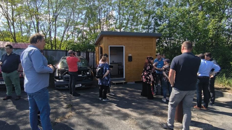 Pár plzeňských bezdomovců dostal malý dřevěný domek, který si pomáhal stavět