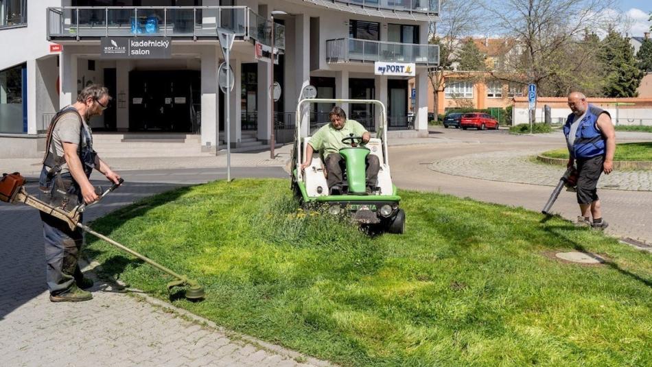 Do ulic centrálního plzeňského obvodu vyrazily sekačky
