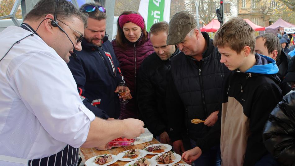 Téměř tisícovka lidí si vychutnala Svatomartinskou husu v Habrmannově parku