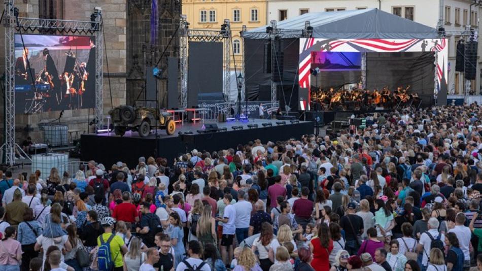 První večer Slavností svobody nabídl silné momenty, nespočet lidí zaplnil náměstí