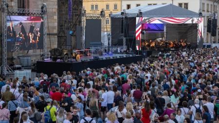 První večer Slavností svobody nabídl silné momenty, nespočet lidí zaplnil náměstí