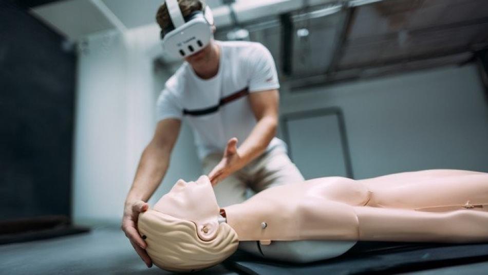 Virtuální realita učí zachraňovat životy. V Plzni chtějí proškolit tisíc lidí za jediný den