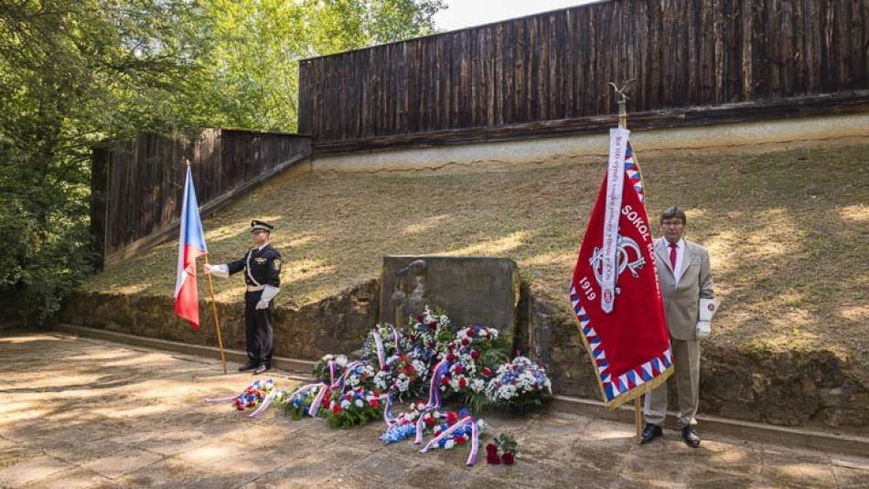 Obyvatelé města si připomněli oběti heydrichiády