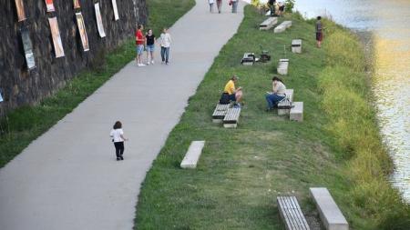 Plzeň vylepšuje Náplavku na Radbuze, přibyl nový mobiliář