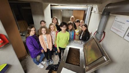 Plzeňská základní škola má unikát, který zabrání plýtváni. Elektrický kompostér přemění zbytky z obědů na hnojivo