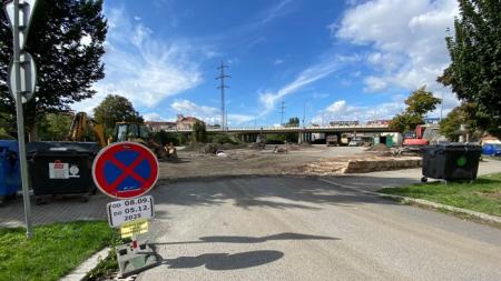 Konec volnému parkování pod mostem Generála Pattona. Město tam buduje parkoviště se závorou