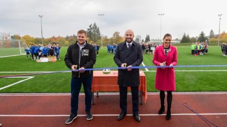 Fotbalové hřiště na 33. základní škole v Plzni má nový umělý trávník a zázemí