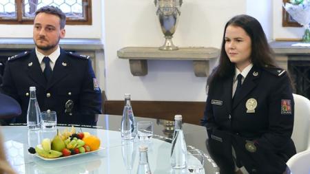 Z hořícího domu zachránili ženu s hendikepem a jejího psa policisté