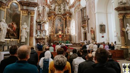 Důstojné ceremonie v Přešticích: Uvedení nového faráře, odhalení pamětní desky přeštické synagogy a instalace Stolpersteine