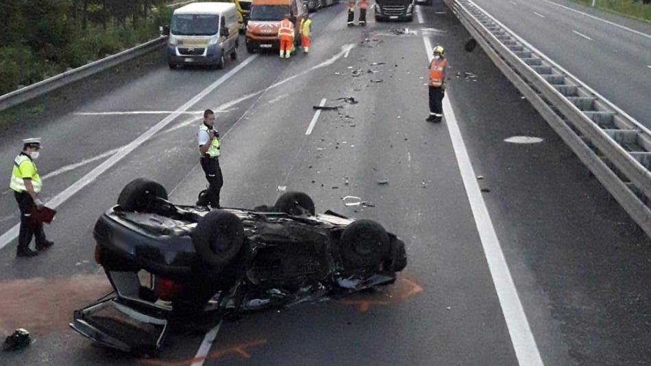 Při střetu dvou osobních aut na dálnici D5 se těžce zranili dva lidé
