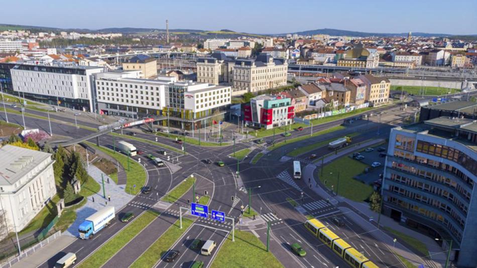 Křižovatky v Plzni budou řídit moderní technologie, umělá inteligence pozná i počet lidí na přechodu