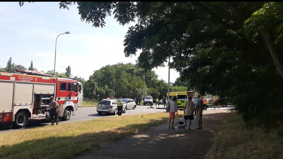 Tragická nehoda v Plzni. Motorkář nepřežil střet s autem
