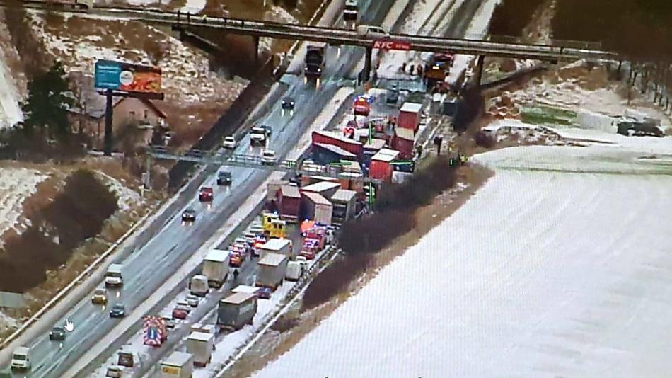 Hromadná nehoda na D5. U Žebráku se srazilo 36 aut a kamionů