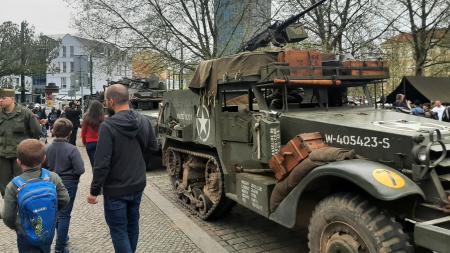 Centrum Plzně obsadily dobové kempy a tanky