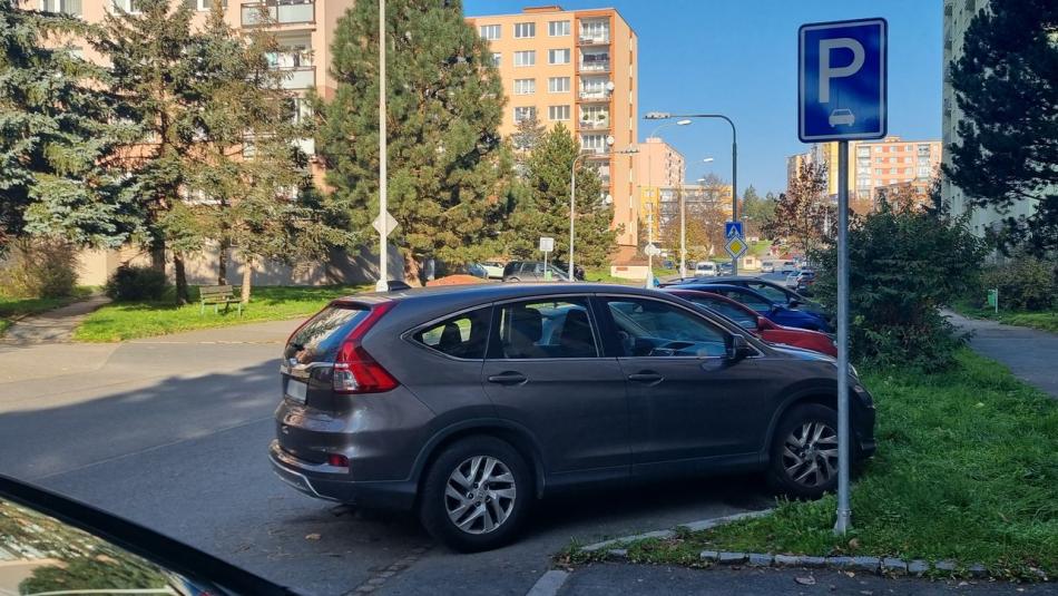 První plzeňský obvod chce lidi naučit parkovat, připravil informační kampaň