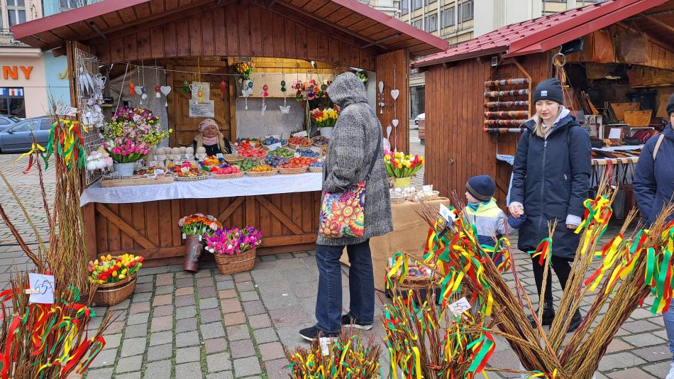 Pomlázky, nádivka i svařák. Velikonoční trhy na náměstí v Plzni začínají