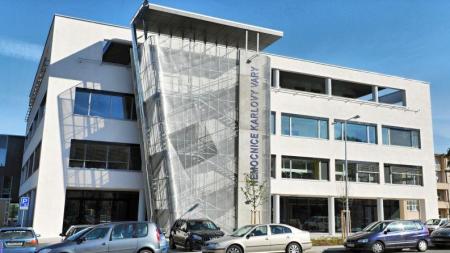 Karlovarský kraj posílá audit nemocnice policii. Má prověřit možné pochybení