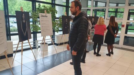 Pečovat je síla. Výstava černobílých fotografií je do půlky června k vidění v Plzni