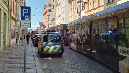 Střet auta s tramvají zkomplikoval dopravu v centru Plzně