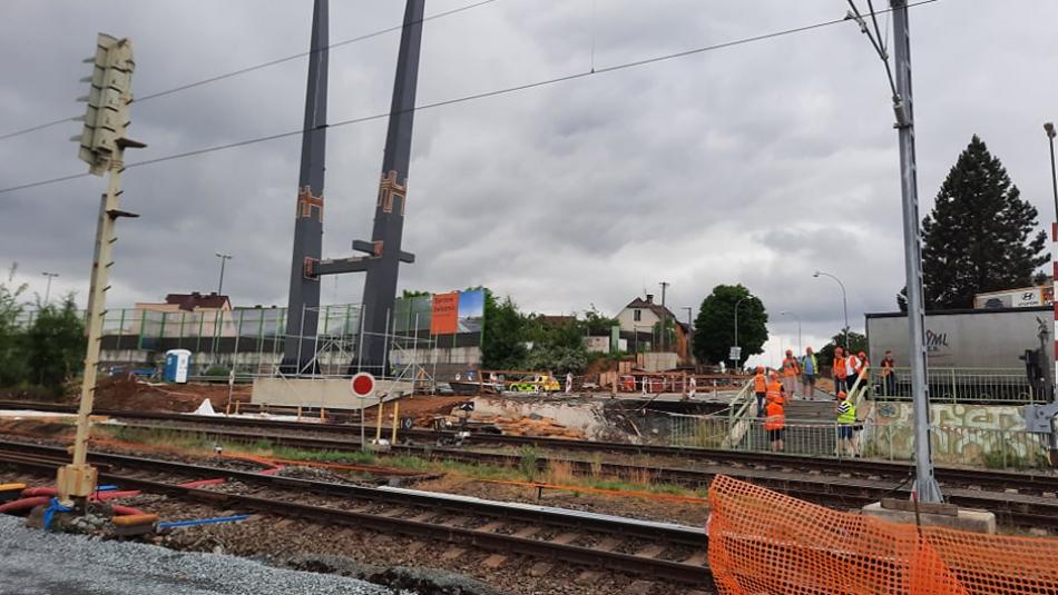 Část Plzně odřízne od města demolice železničního mostu