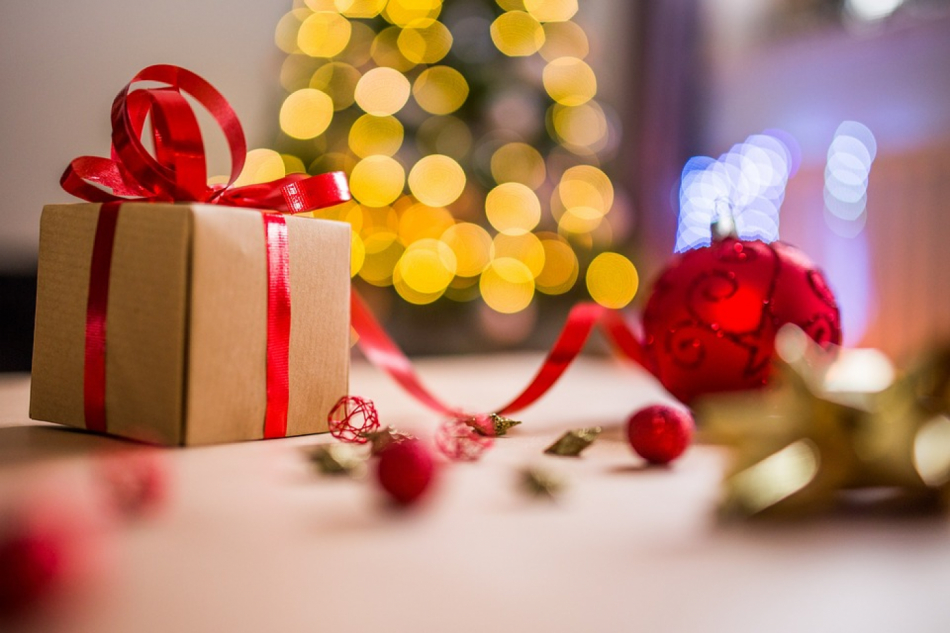 Češi utratí za vánoční dárky přes 12 miliard korun. Za celý rok více než 161 miliard