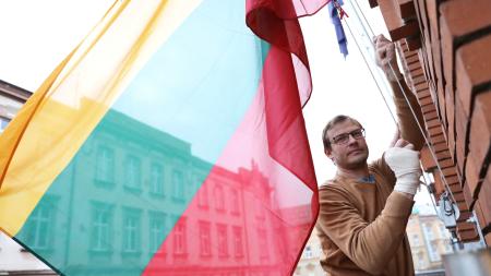 Na budově Krajského úřadu vlaje litevská vlajka