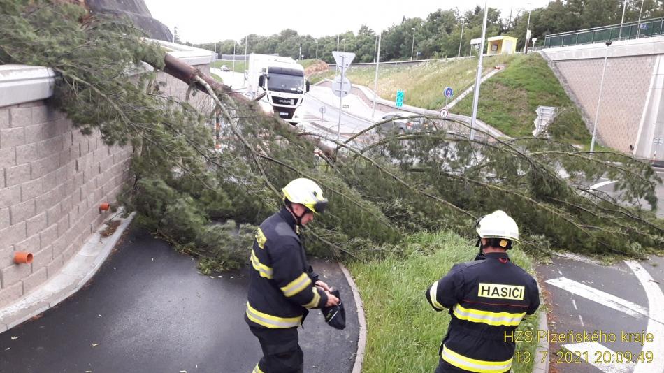 Popadané stromy, poničené domy. Počasí si znovu vybralo svoji daň