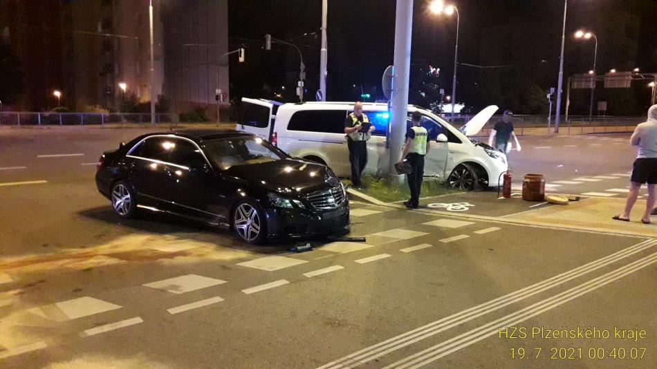 Při střetu dodávky a auta v Plzni se zranili dva lidé