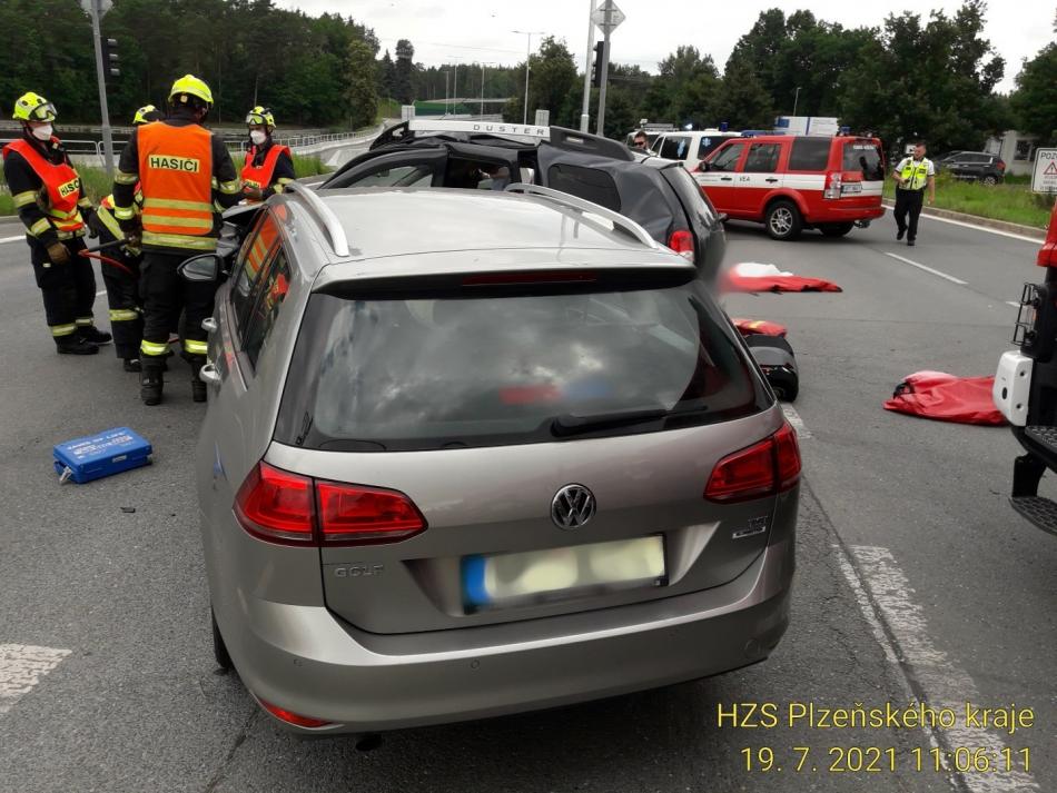 Tři lidé se těžce zranili při nehodě dvou aut na okraji Plzně