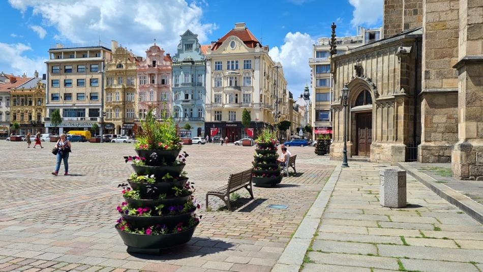 Plzeňské náměstí je ještě zelenější. Okolí katedrály sv. Bartoloměje ozdobily letničkové pyramidy