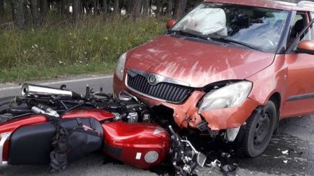 Při předjíždění vlétl motorkář pod kola osobního auta. Těžce se zranil