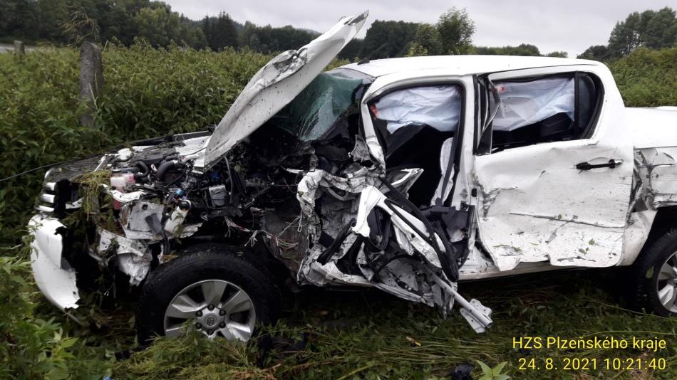 Srážka terénního auta a kamionu uzavřela silnici na Klatovsku