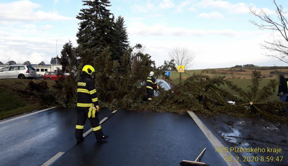 Vichřice v kraji vyvracela stromy a ničila elektrické vedení, hasiči zasahují nepřetržitě