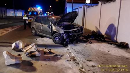 Vážná nehoda v Křimicích: Silně opilý řidič narazil do betonových zábran