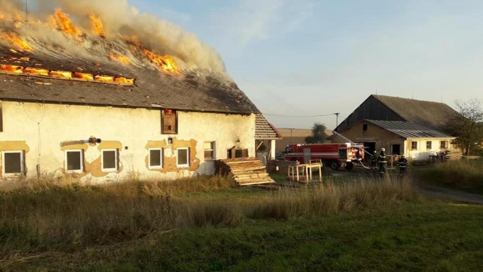 Velký požár na severu Plzeňska. Hasiči vyhlásili třetí stupeň požárního poplachu!